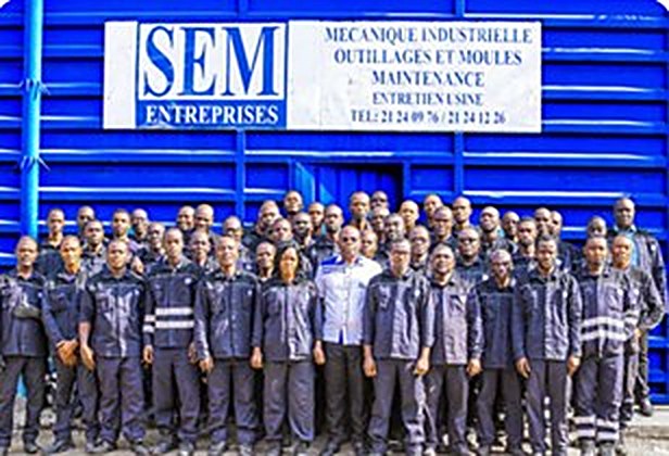 L'équipe SEM ENTREPRISES devant l'atelier