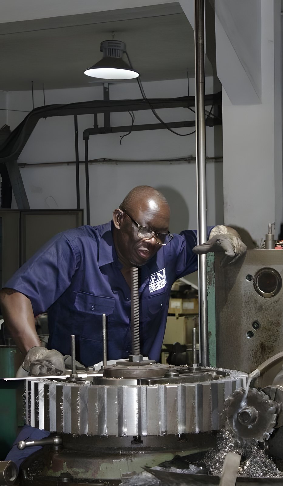 Technicien SEM contrôlant une couronne dentée